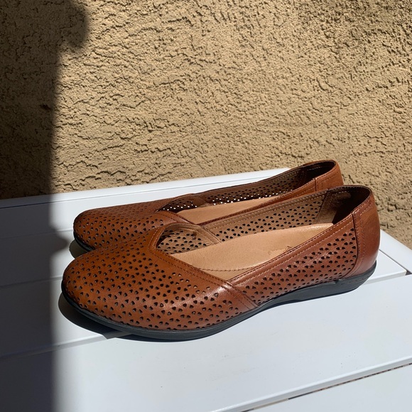Dansko brown perforated leather flats size 6.5-7 ( European 37) - Picture 4 of 16